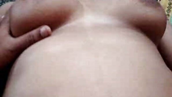 Brünette reife frauen beim sex mit großen Titten sitzt auf fettem Schwanz